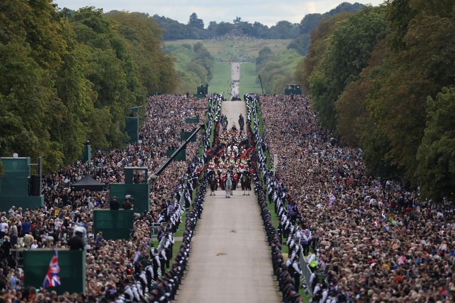 The hearse travels along the Long Walk as it makes its way to Windsor Castle, on the day of the state funeral and burial of Britain's Queen Elizabeth, in Windsor, Britain, September 19, 2022.  REUTERS/Carl Recine