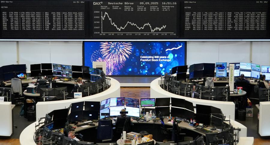 Globalne delnice pridobivajo, saj se trgovci osredotočajo na pričakovane znižanja obrestnih mer s strani Fed