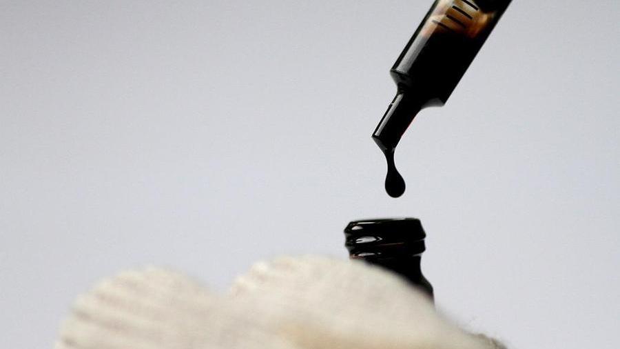 النفط يتراجع متأثر بسياسات مواجهة التضخم التي تهدد النمو
