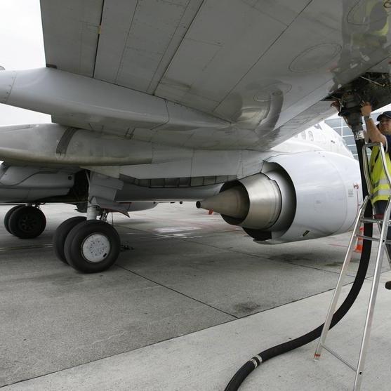 EU lawmakers back mandatory use of green jet fuel from 2025
