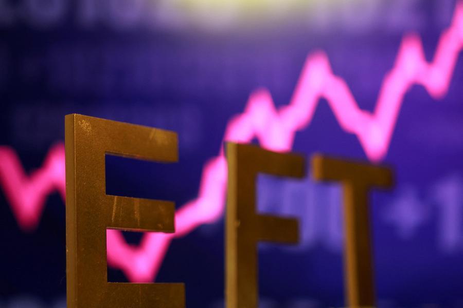 Stocks rise on upbeat earnings; Russia sanctions boost oil