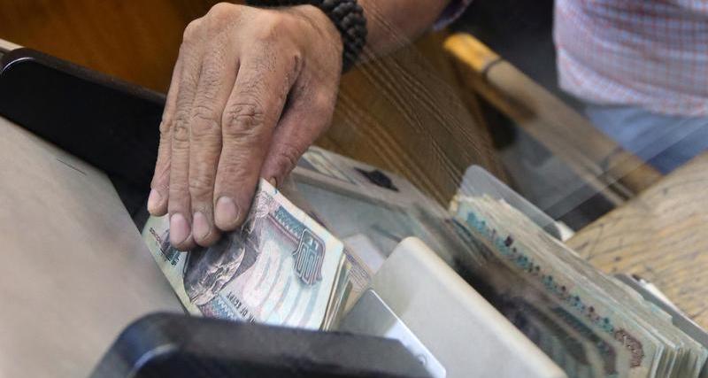 \"بي إن بي باريبا\" يتوقع ضعف الجنيه المصري، والبنك المركزي ينفي الحاجة لإجتماع استثنائي