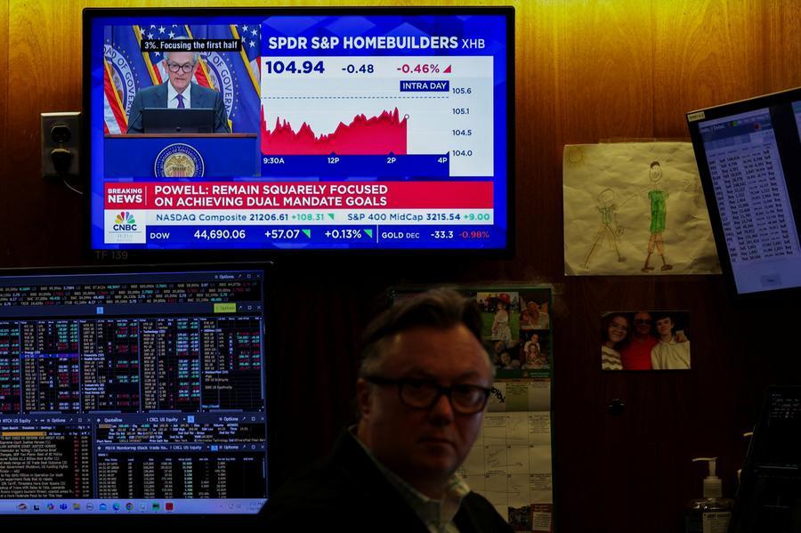 Fed ohranila obrestno mero, kljub pritiskom