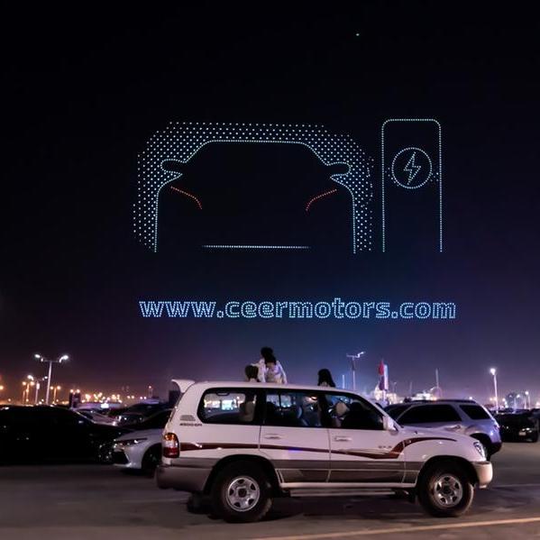 إضاءة سماء المملكة العربية السعودية بأكبر رمز استجابة سريع مصنوع بواسطة طائرات الدرون احتفاء بإطلاق أول علامة تجارية سعودية لصناعة السيارات الكهربائية