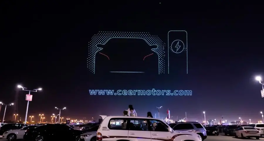 إضاءة سماء المملكة العربية السعودية بأكبر رمز استجابة سريع مصنوع بواسطة طائرات الدرون احتفاء بإطلاق أول علامة تجارية سعودية لصناعة السيارات الكهربائية