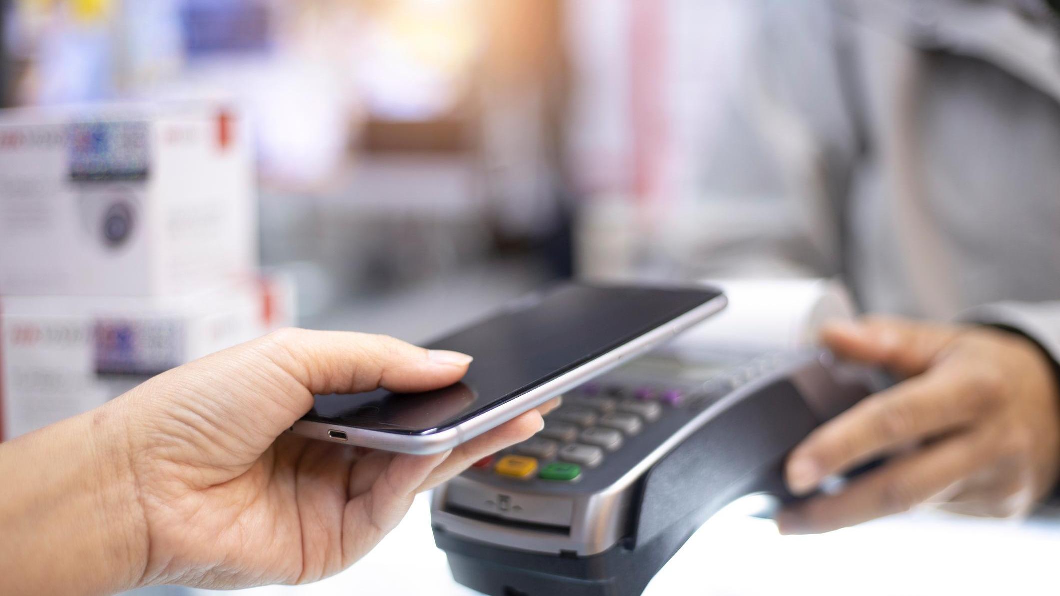 52% of UAE consumers plan to go cashless by 2024