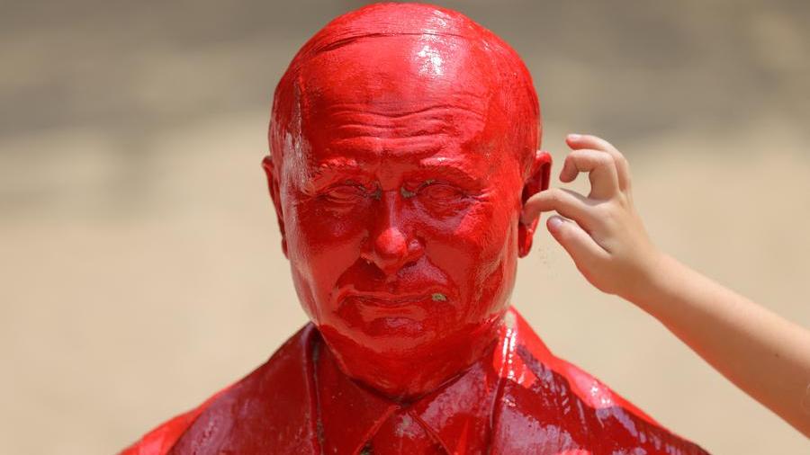 Putin statue targeted by NYC kids