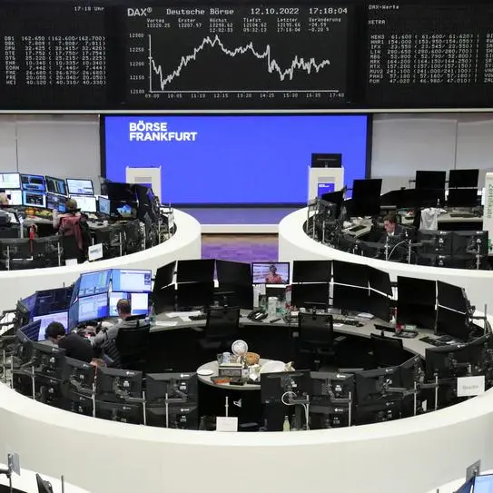 European shares fall for fourth day on growth worries