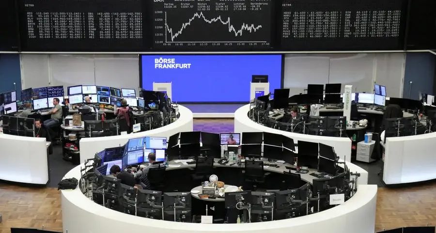 European shares fall for fourth day on growth worries