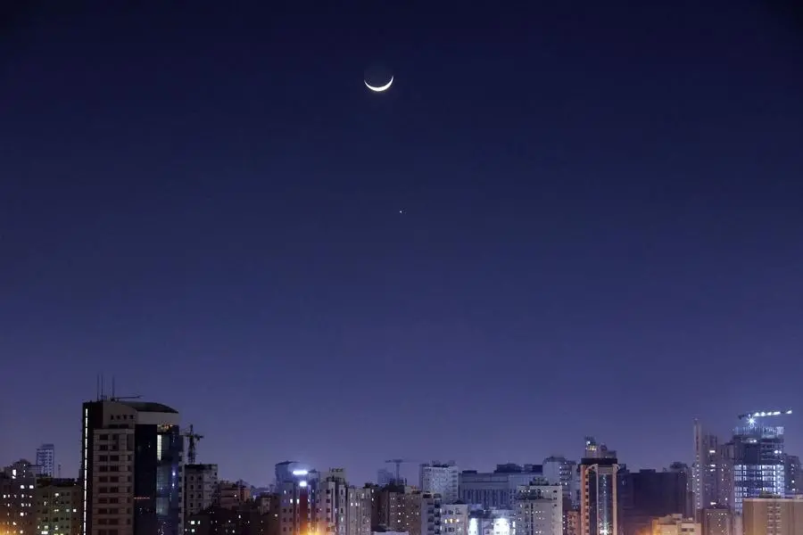 Large asteroid to zoom between Earth and Moon