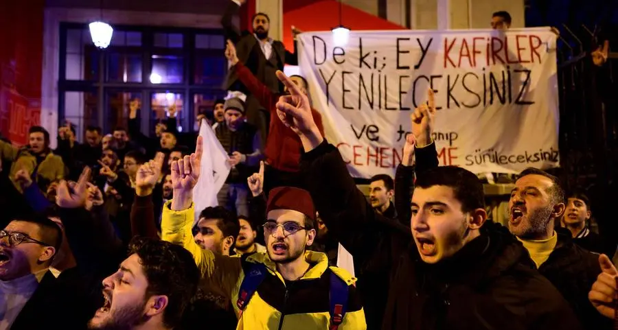 مُحدث: استنكار تركي-عربي بعد إحراق نسخة من القرآن أمام السفارة التركية بالسويد