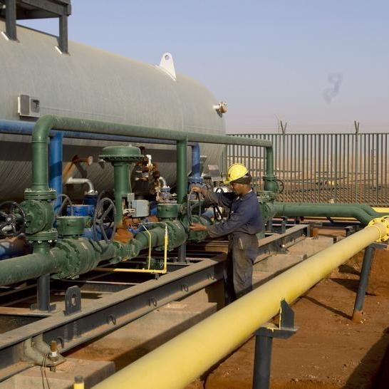 الجزائر تدرس رفع أسعار الغاز لعملائها