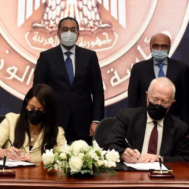 Guy Sidos, Chairman & CEO of the Vicat group, signed an agreement with the Egyptian government