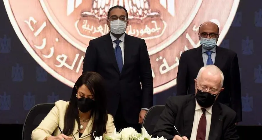 Guy Sidos, Chairman & CEO of the Vicat group, signed an agreement with the Egyptian government