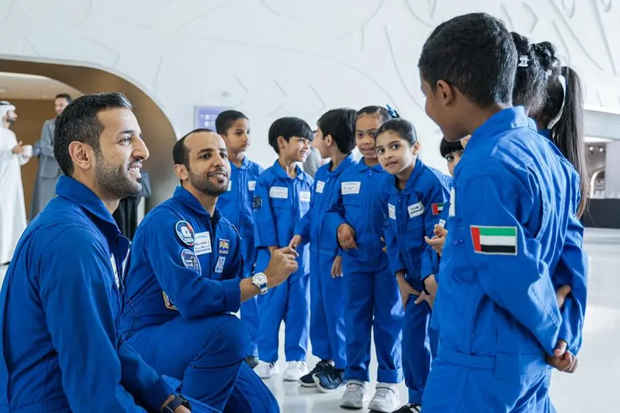 اصطحب رائدا الفضاء الإماراتيان هزاع المنصوري وسلطان النيادي الجيل القادم من عشاق الفضاء في جولة حصرية.
