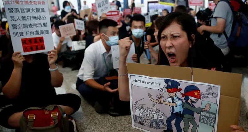 شرطة هونج كونج تطلق الغاز المسيل للدموع والرصاص المطاطي على محتجين