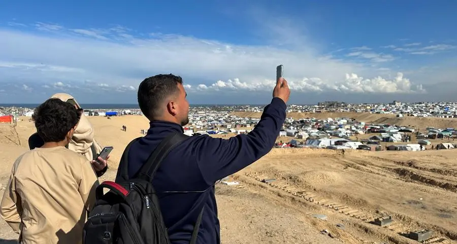 Desperate for news, Gazans struggle with mobile network