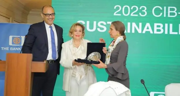 Rawya Mansour receives the CIB- Glam Sustainability for her remarkable efforts in women's empowerment and sustainable development