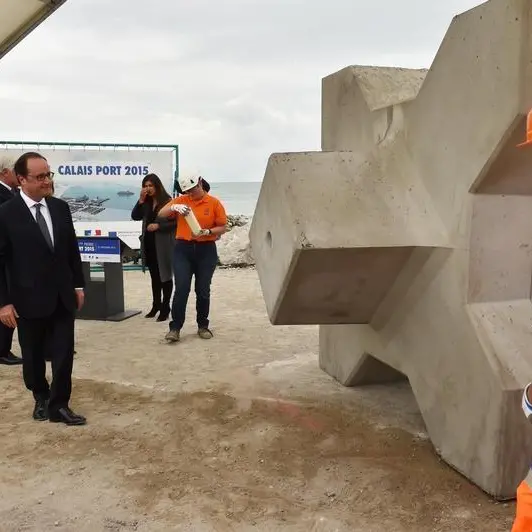 UPDATE 2-Hollande confirms Calais migrant camp shutdown, urges UK help