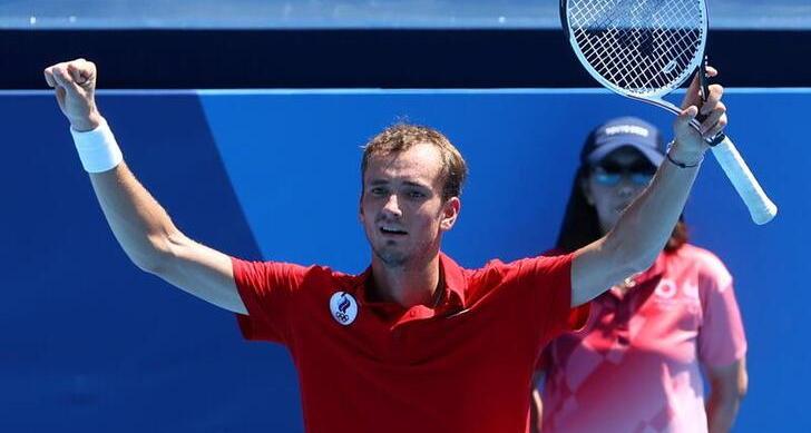 Olympics-Tennis-World number two Medvedev struggles to breathe but reaches quarterfinals