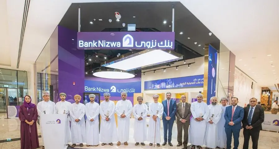 بنك نزوى يفتتح فرعه الرقمي الأول في عُمان مول