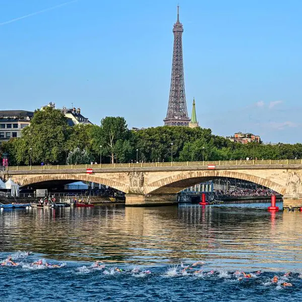 Paris-chute: Man arrested after parachuting from Eiffel Tower