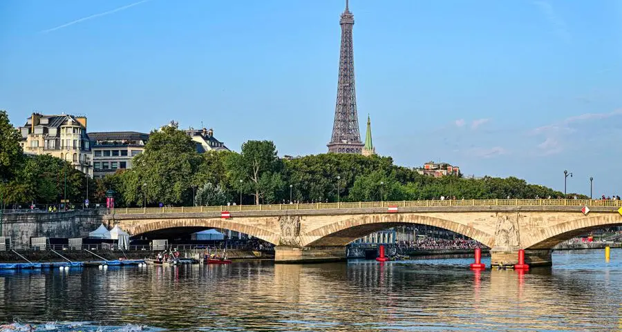 Paris-chute: Man arrested after parachuting from Eiffel Tower