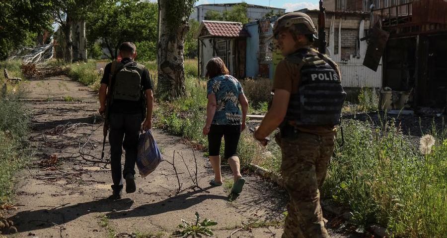 Ukraine forces ordered to withdraw from key battleground city