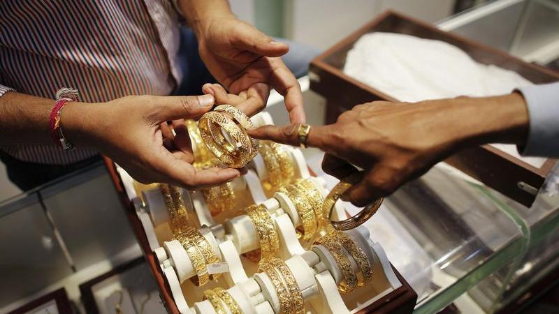 Asia Gold-High prices hit purchases, Indian dealers offer big discounts