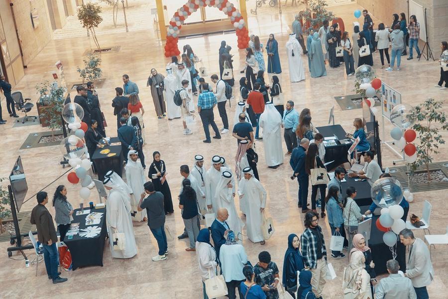 De nouveaux étudiants découvrent Carnegie Mellon Qatar lors d’une fête de bienvenue.