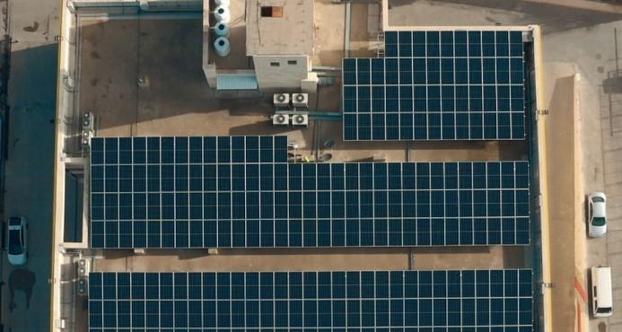 شركة \"دي إتش ال\" إكسبرس تكشف عن مشاريع الطاقة الشمسية عبر منشأتها الإقليمية