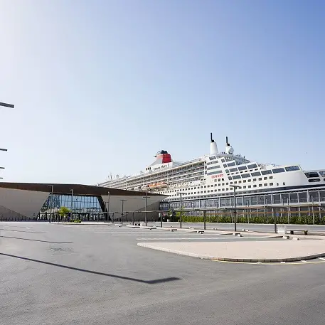 Dubai Harbour welcomes the maiden call of Queen Mary 2 on her annual world cruise