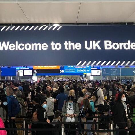 بريطانيا تبدأ في أكتوبر استقبال المسافرين الملقحين من الإمارات