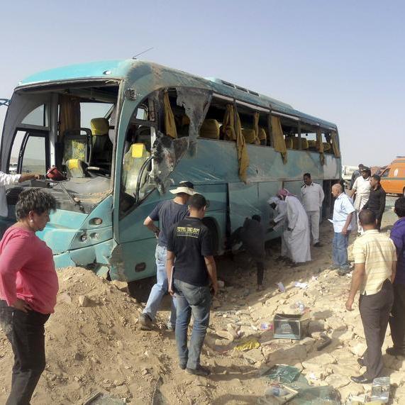 وفاة 5 سياح أوروبيين في حادث سير بجنوب مصر