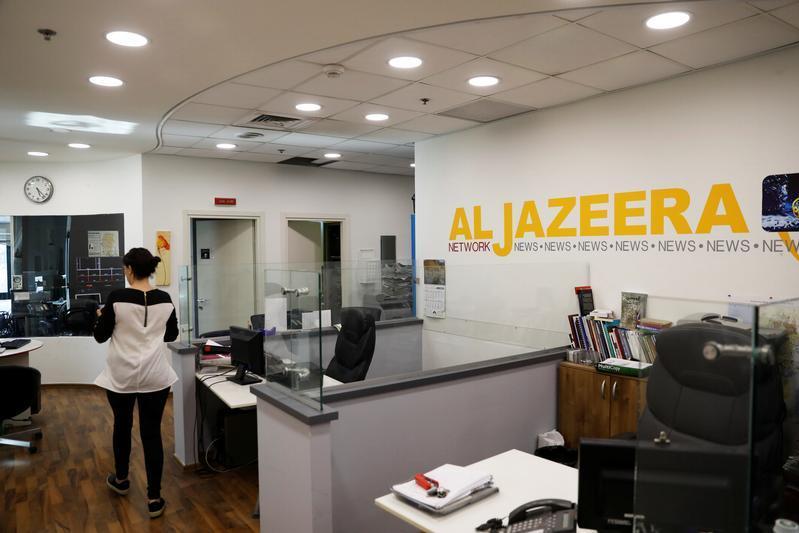 Senators urge U.S. role in probe of Al Jazeera journalist's killing