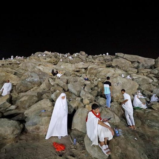 Pilgrims scale Mount Arafat for climax of biggest COVID-era Haj