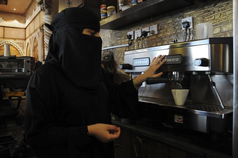 Baristas sauditas rompen tabúes y ganan respeto