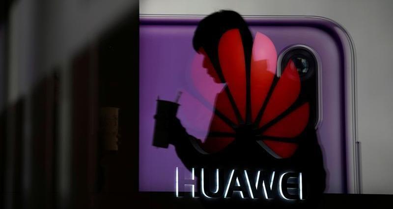 Huawei presents flagship smartphone in Paris during Chinese leader's visit