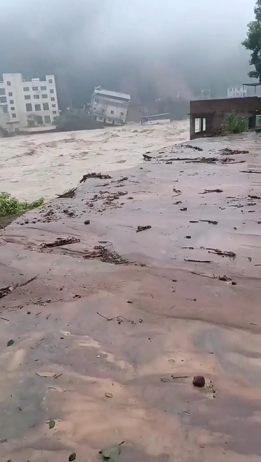 Rains lash southern China as rising rivers threaten more flooding