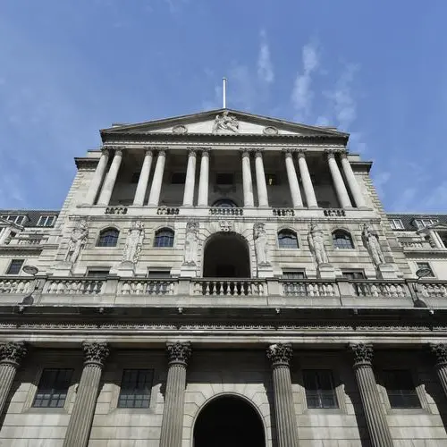 بنك إنجلترا يرفع الفائدة 0.5%