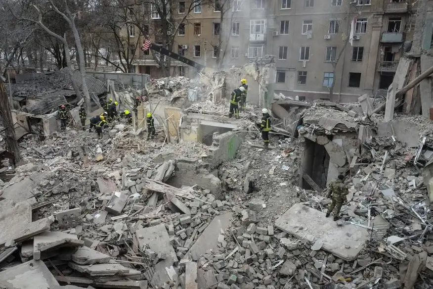 Missile destroys Ukraine apartment block