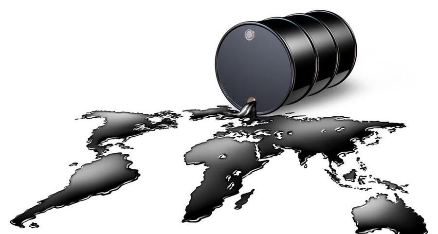 النفط يتراجع الجمعة لكنه يحوم حول أعلى مستوى في شهرين