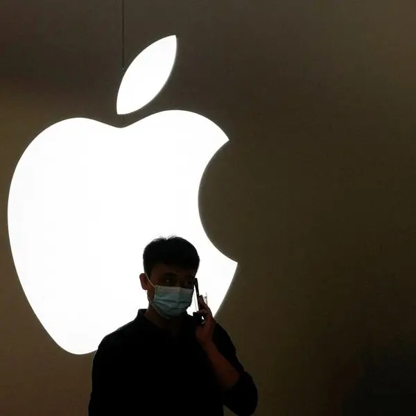 Apple's growing stock market heft poses dilemma for fund managers