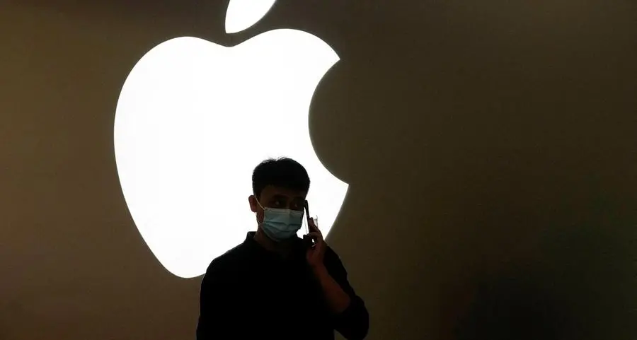 Apple's growing stock market heft poses dilemma for fund managers