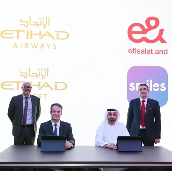 Etihad Airways and e& UAE sign strategic MoU to boost loyalty programmes and destination marketing