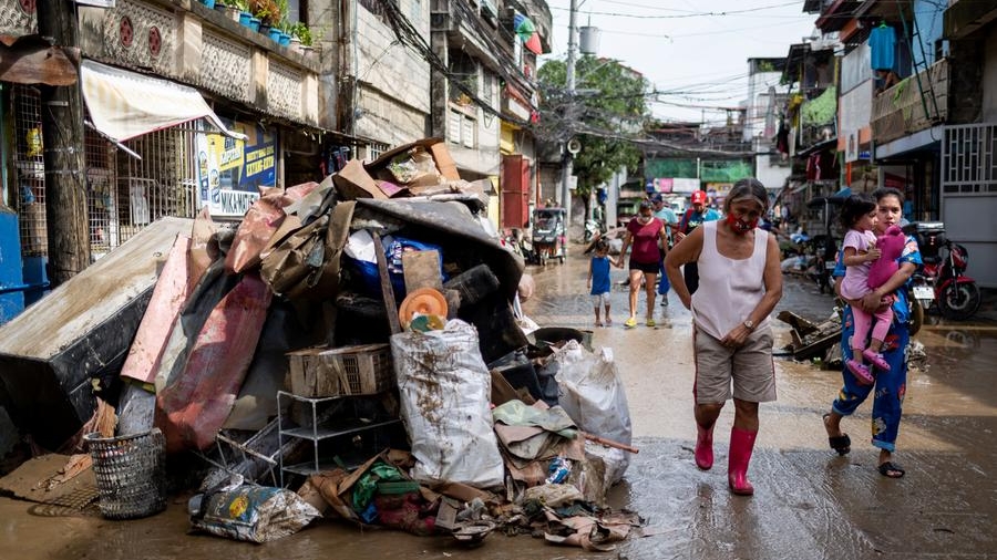 Typhoon Noru leaves swathes of land swamped in Philippines