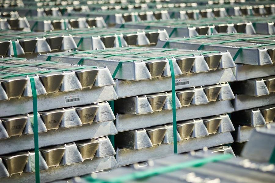 الإمارات العالمية للألمنيوم تعتزم إنشاء مصنع يعتمد على الطاقة الشمسية في دولة الإمارات لتصنيع السيليكون المعدني