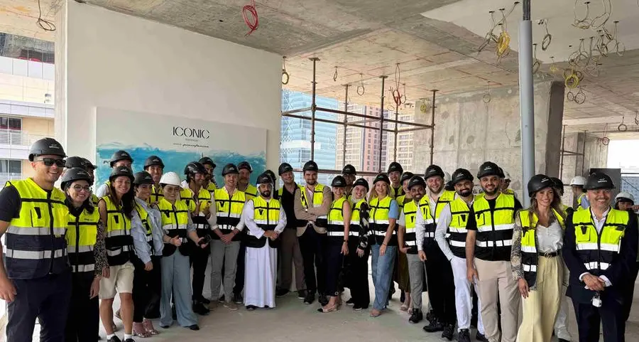 MERED hosts art performance with Emirati Artist Faris Al-Hammadi and leading brokers at ICONIC Residences Construction Site