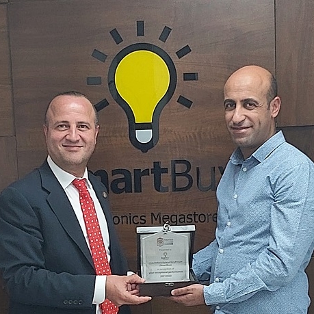 ‘Abu-Ghazaleh for Technology’ presents Platinum Shield to SmartBuy