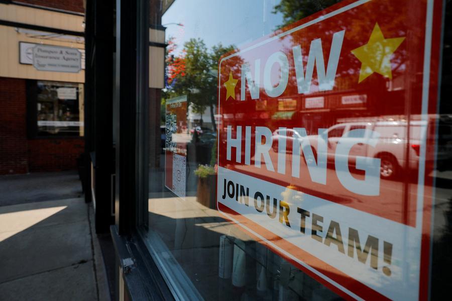 US weekly jobless claims fall amid low layoffs